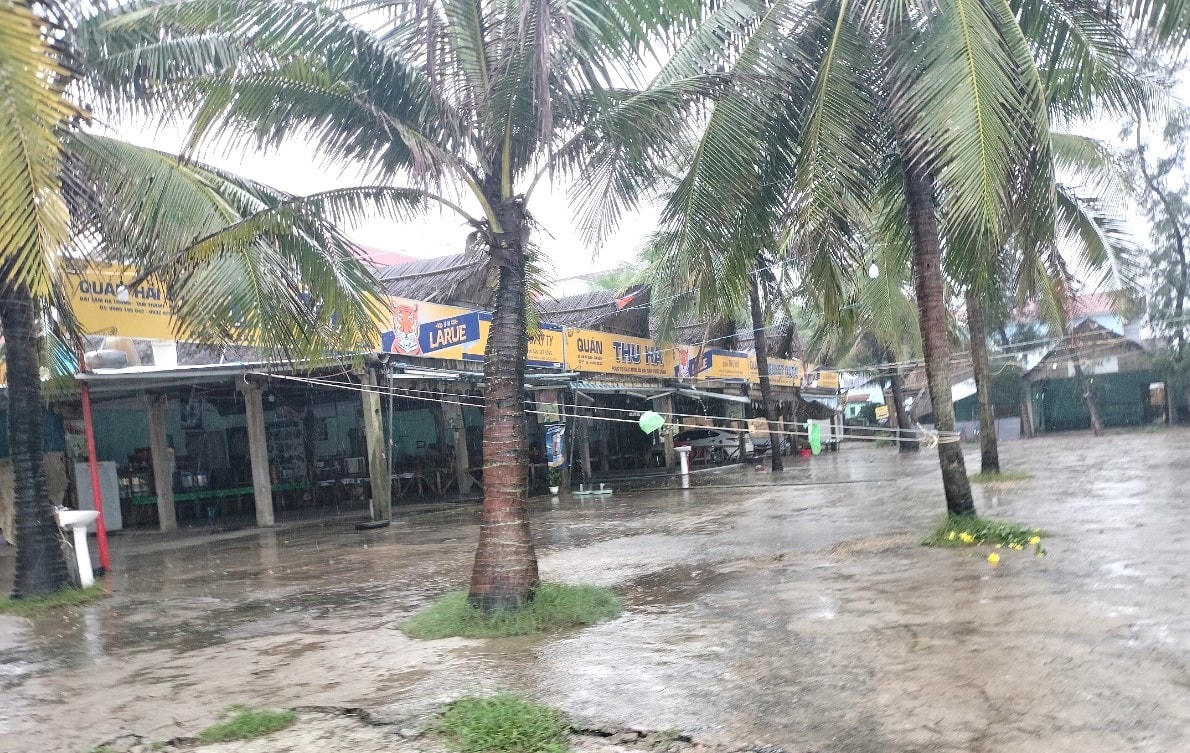 Nhà hàng, quán ăn ở bờ biển Tam Thanh cột dây giữ cố định phòng chống bão số 4.