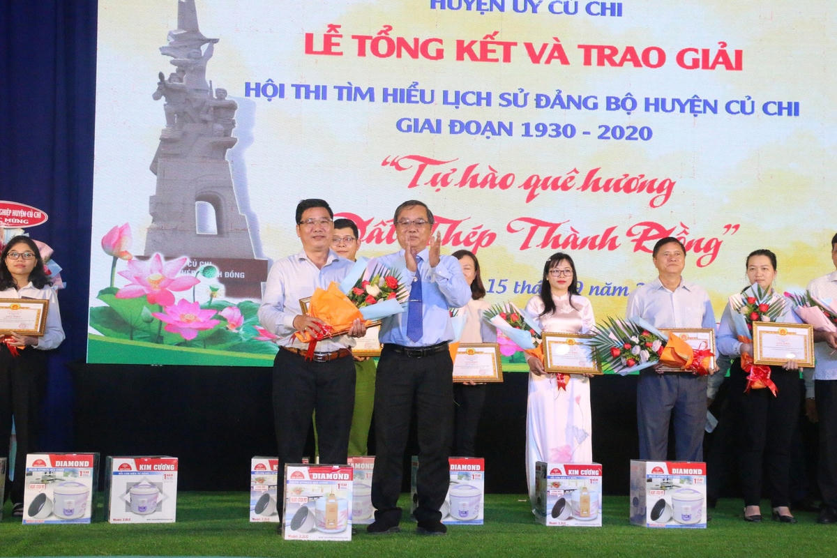 Huyện ủy Củ Chi trao giải hội thi tìm hiểu lịch sử Đảng bộ huyện Củ Chi giai đoạn 1930 - 2020 chủ đề “Tự hào quê hương Đất Thép Thành Đồng”.