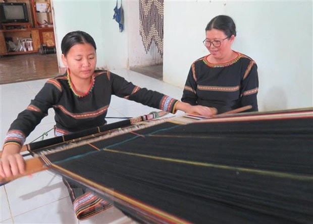 Dệt thủ công truyền thống của đồng bào Bana.