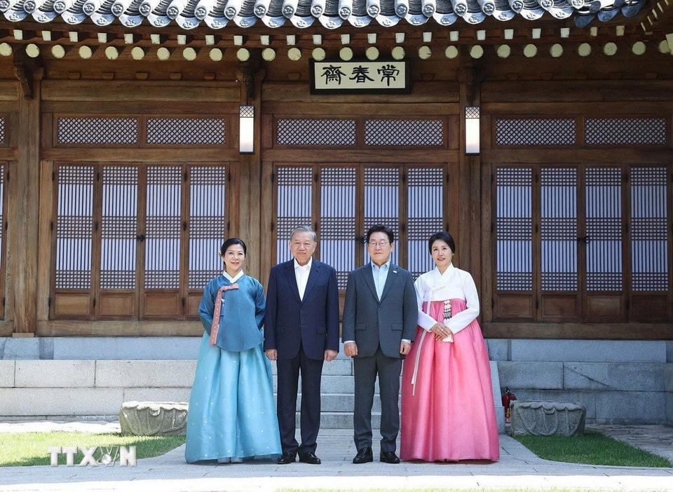 Tổng thống Hàn Quốc Lee Jae Myung và Phu nhân Kim Hye Kyung cùng Tổng Bí thư Tô Lâm và Phu nhân Ngô Phương Ly chụp ảnh chung. (Ảnh: Thống Nhất/TTXVN)
