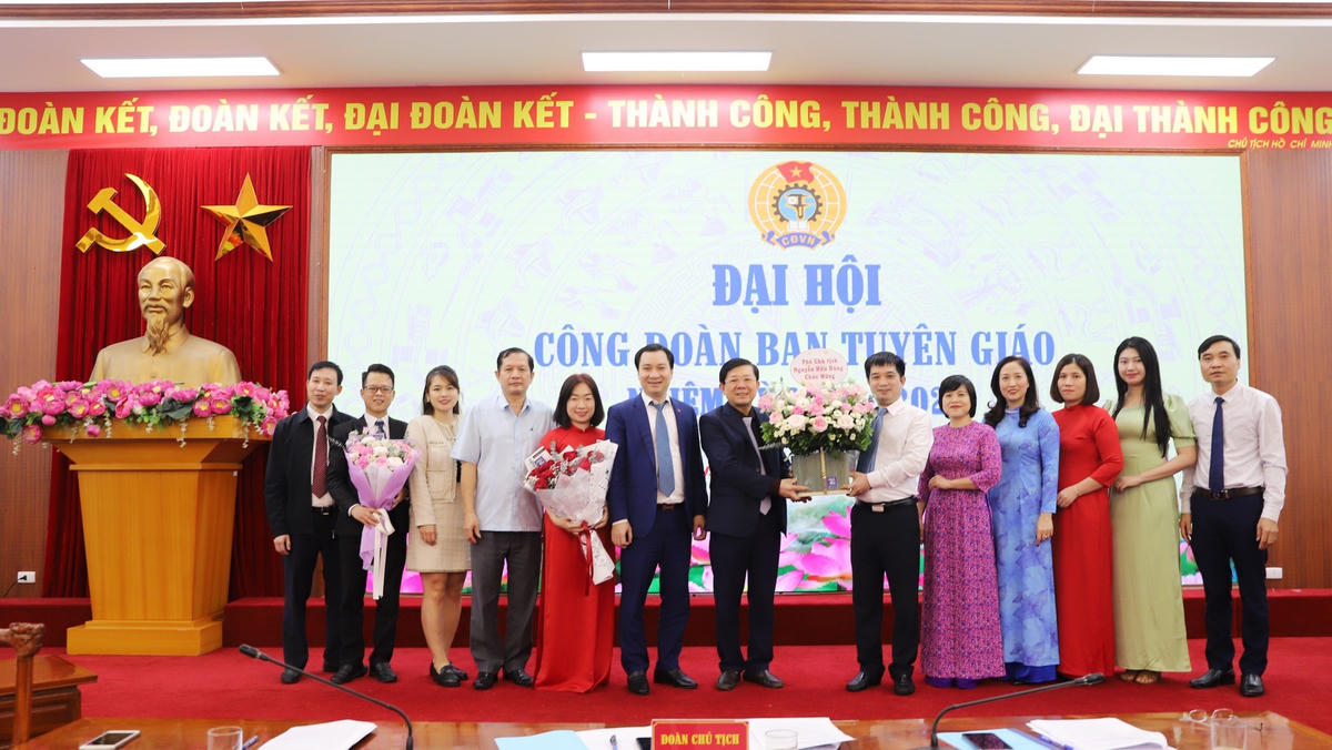 Phó Chủ tịch Nguyễn Hữu Dũng cùng các đại biểu chụp ảnh lưu niệm tại Đại hội.