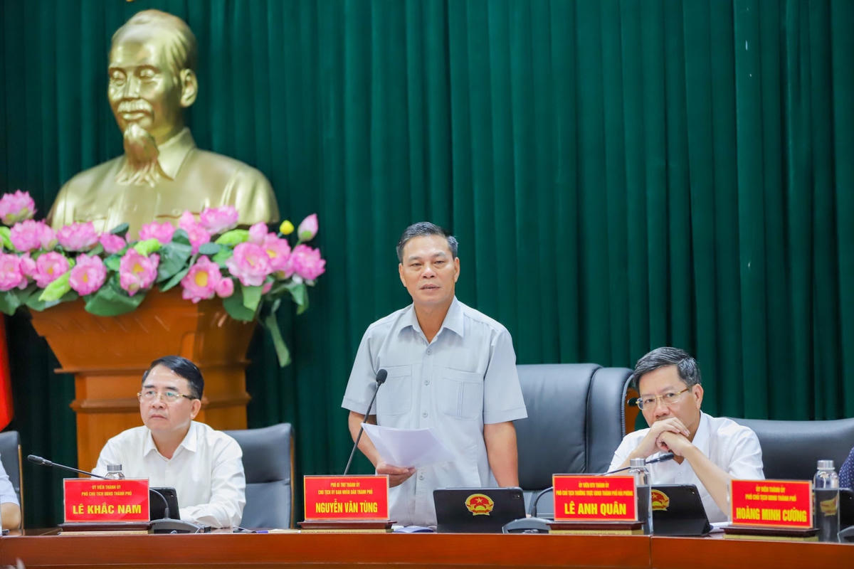 Tại phiên họp thường kỳ tháng 5/2023, Chủ tịch UBND TP Hải Phòng Nguyễn Văn Tùng yêu cầu các sở, ngành chức năng phải tập trung tháo gỡ khó khăn, vướng mắc, hỗ trợ hiệu quả cho các doanh nghiệp. Ảnh: Cổng thông tin điện tử TP Hải Phòng.