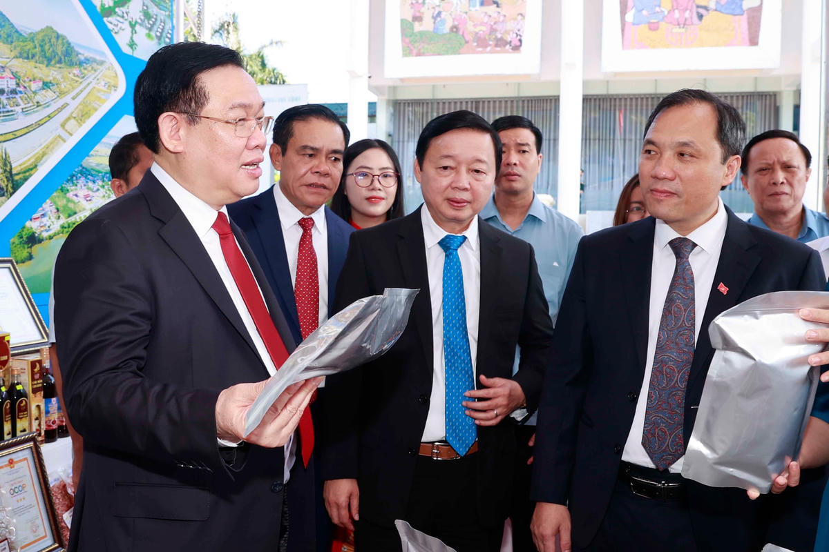 Chủ tịch Quốc hội Vương Đình Huệ và đại biểu thăm gian hàng trưng bày sản phẩm tiêu biểu, đặc trưng của Hà Tĩnh. Ảnh: Quochoi.vn