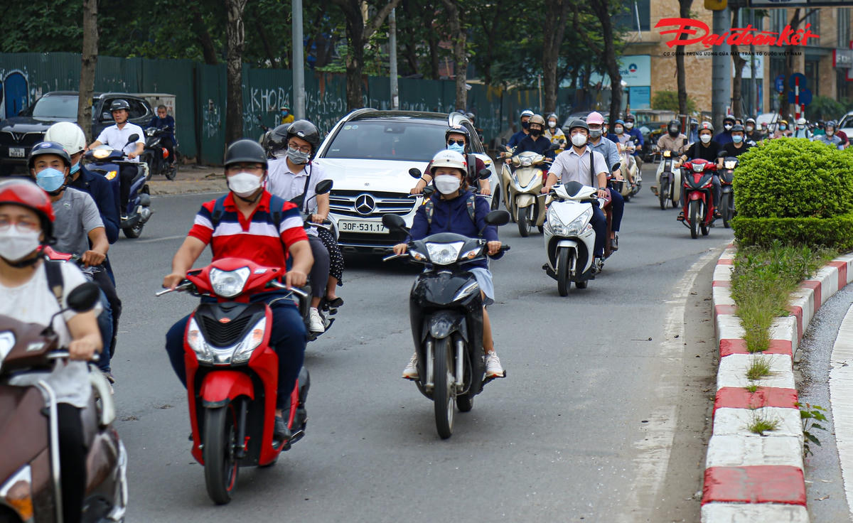 Không những đi lên cầu vào giờ cấm, người dân còn đi vào làn BRT trước và sau khi lên, xuống cầu.