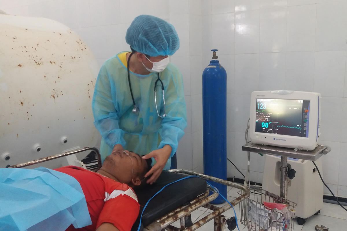 Quân y đảo Song Tử Tây, huyện Trường Sa, tích cực điều trị cho bệnh nhân Trần Văn. 