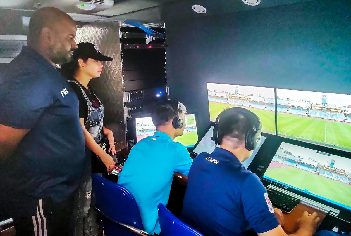 Buổi đào tạo VAR được giám sát bởi chuyên gia FIFA Bhaveshan Moorghen (Ảnh: VPF).
