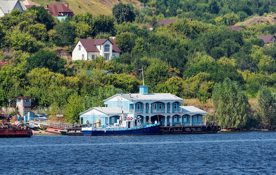 Dọc hai bên bờ của con đường sông Volga - Baltic là cảnh quan đồng quê tuyệt đẹp với những hàng cây xanh và các công trình lịch sử lâu đời. Ảnh: russiaTrek.org.