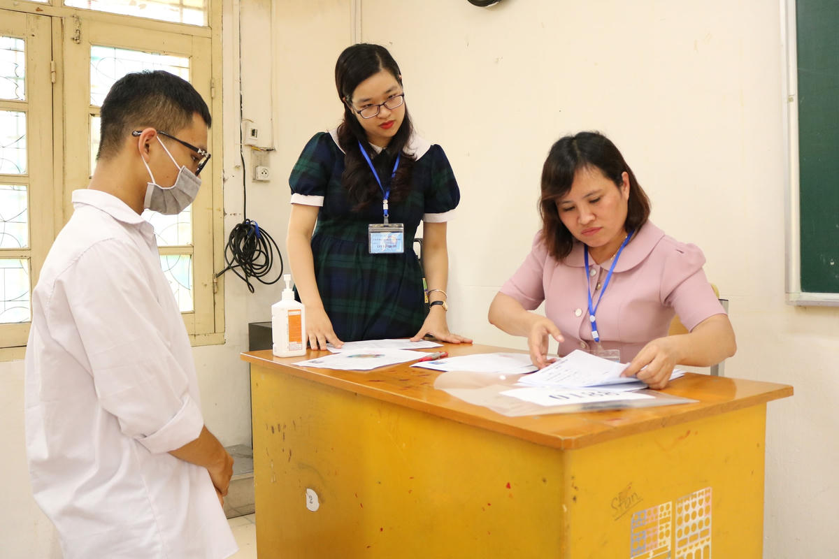 Cán bộ coi thi kiểm tra thông tin thí sinh tại Kỳ thi tốt nghiệp THPT năm 2023.