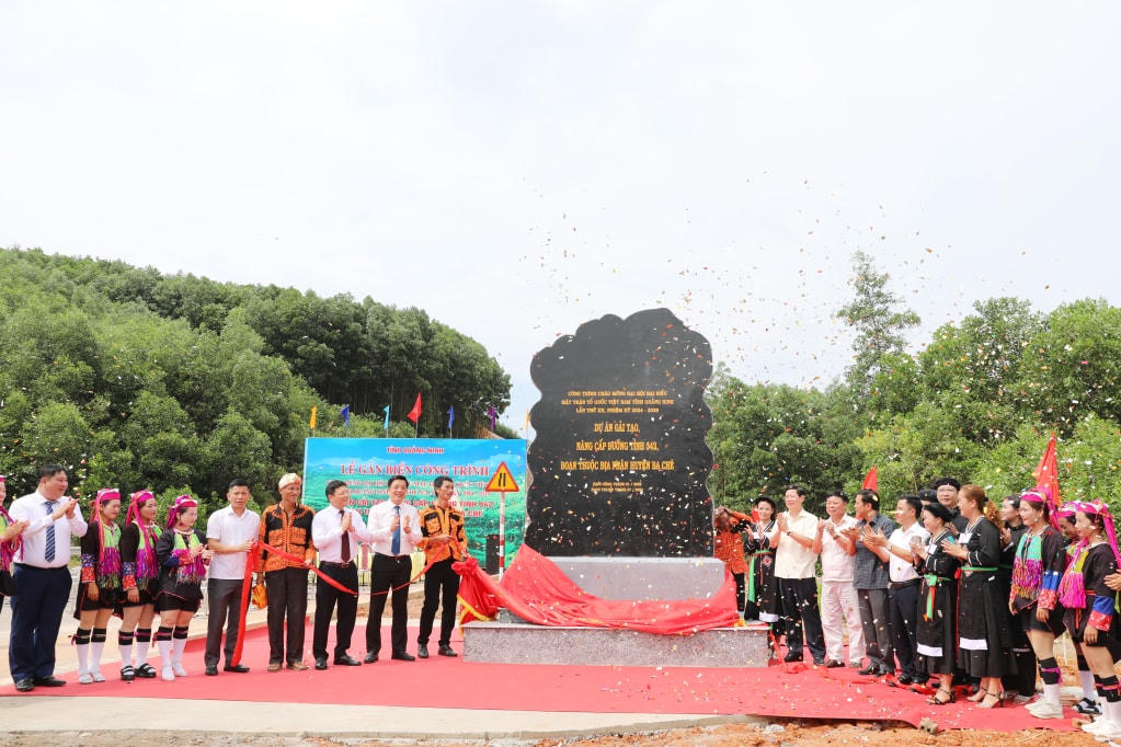 Lãnh đạo UBND tỉnh, Uỷ ban MTTQ Việt Nam tỉnh Quảng Ninh và huyện Ba Chẽ thực hiện nghi lễ gắn biển công trình cải tạo, nâng cấp đường tỉnh 342 nối Hạ Long - Ba Chẽ - Lạng Sơn chào mừng Đại hội đại biểu MTTQ Việt Nam tỉnh Quảng Ninh lần thứ XII, nhiệm kỳ 2024-2029 (tháng 7/2024).