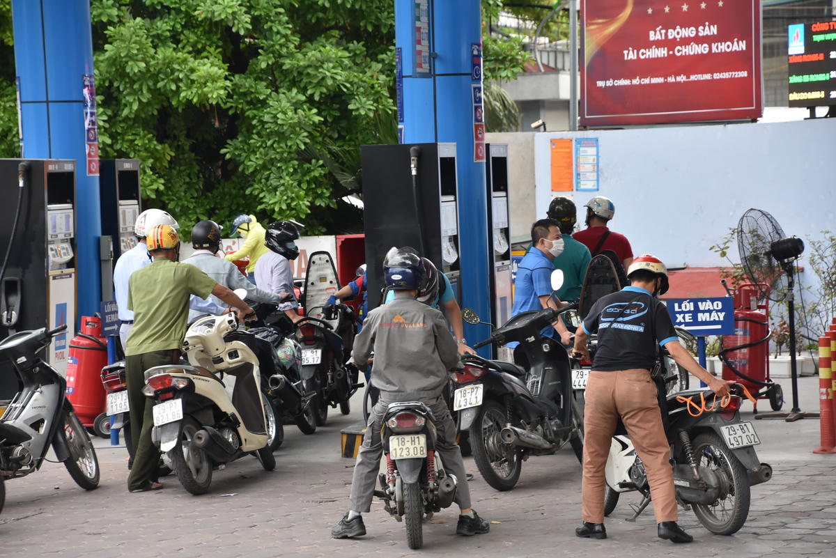 Theo dữ liệu Bộ Công Thương, giá xăng thành phẩm bình quân trên thị trường Singapore cập nhật đến ngày 15/6 tăng so với kỳ tính giá trước. Cụ thể, bình quân giá xăng RON 92 (dùng để pha chế xăng E5 RON 92) lên 150,6 USD/thùng, xăng RON 95 lên 157 USD/thùng, dầu diesel 170,88 USD/thùng.