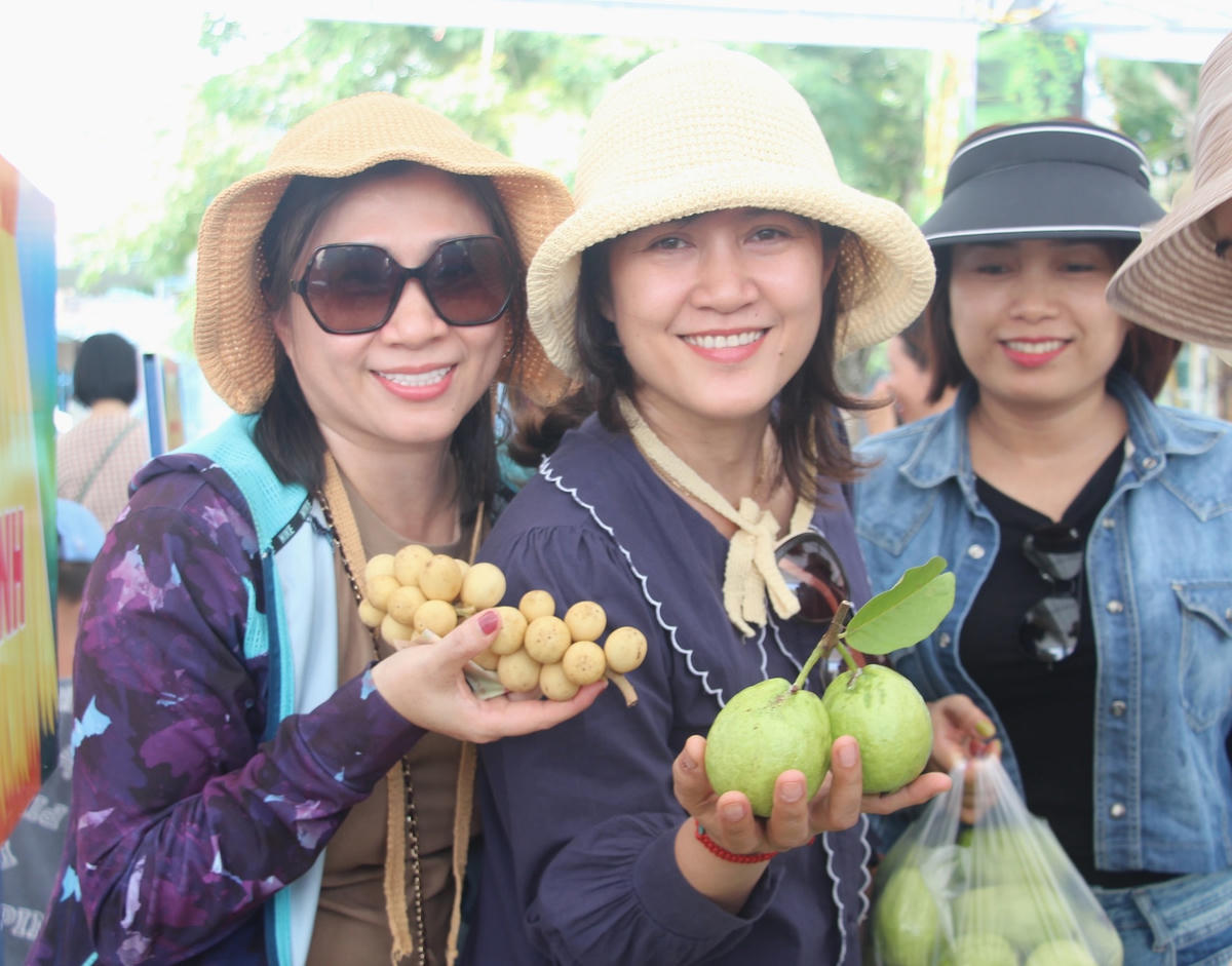 Du khách rất thích những sản phẩm trái cây của xứ Tiên.