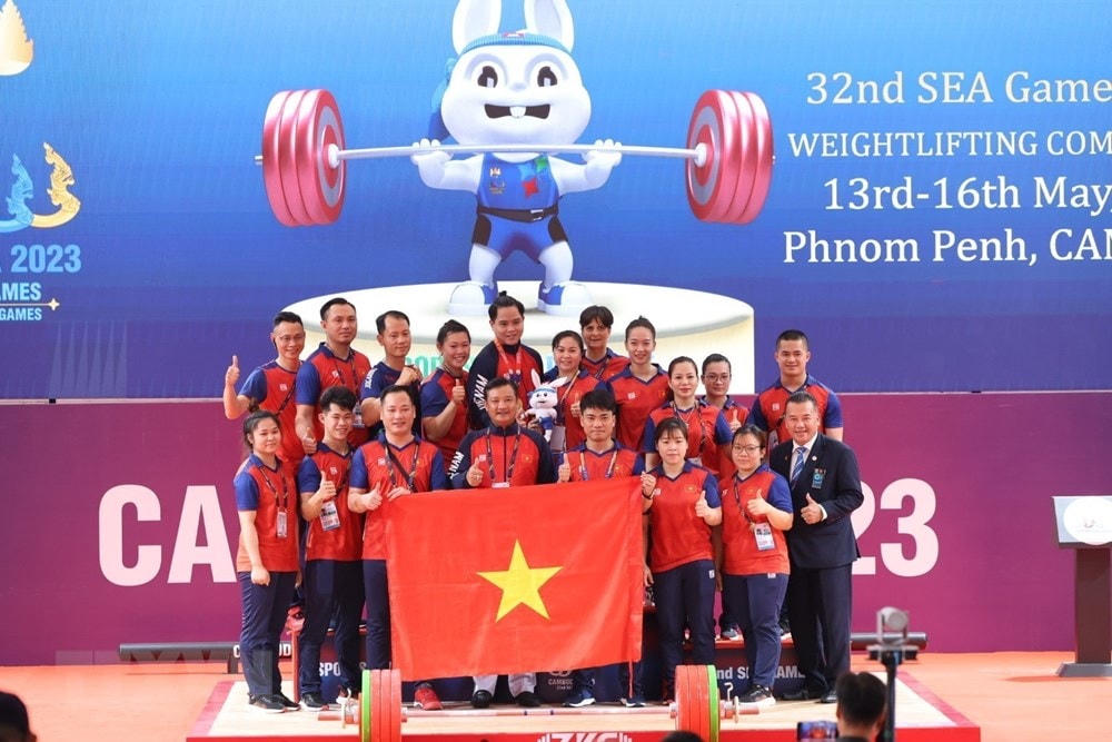 Đội tuyển cử tạ Việt Nam thi đấu thành công tại SEA Games 32. (Ảnh: Minh Quyết/TTXVN).
