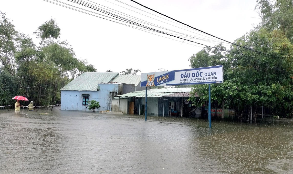 Khối phố 8, phường An Sơn bị ngập nước sâu.