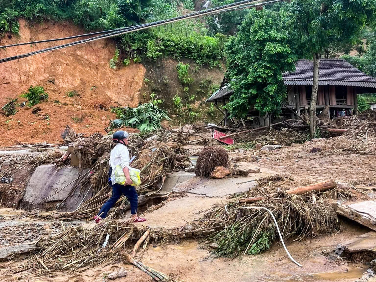 Bản Dựn sáng 28/8, tan hoang sau trận lũ quét. Ảnh: Thường Xuân