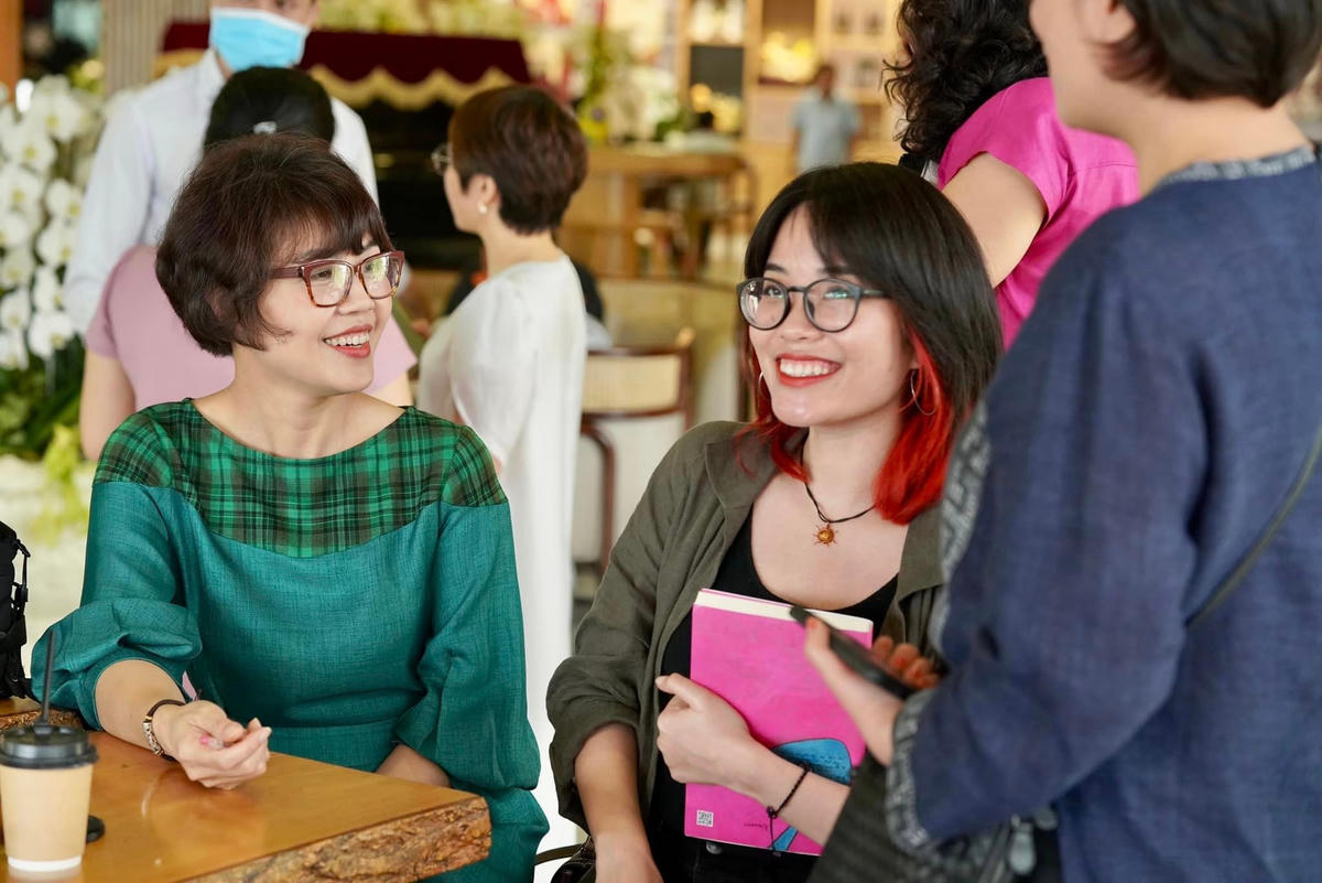 Đỗ Bích Thúy giao lưu cùng bạn đọc nhân ra mắt cuốn tản văn “Than đỏ dưới tro tàn”. Ảnh: FBNV.  