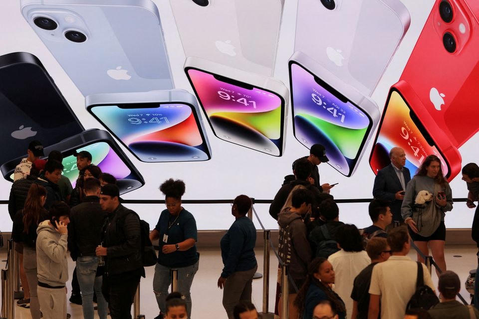 Khách hàng xếp hàng tại cửa hàng Apple Fifth Avenue để ra mắt dòng sản phẩm iPhone 14 ở Manhattan, New York, Mỹ. Ảnh: Reuters.
