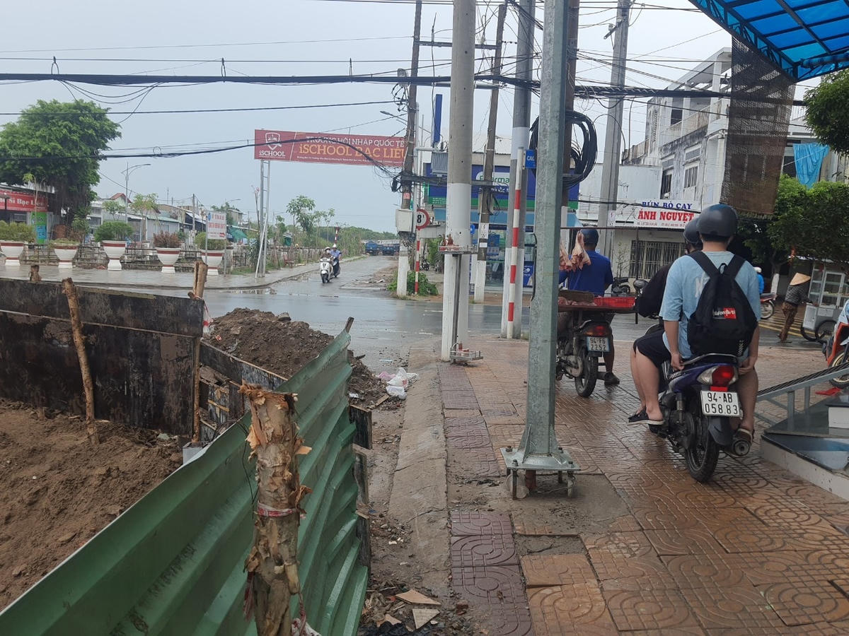 Lô cốt choáng trên đường gây khó khăn cho việc đi lại của người dân.