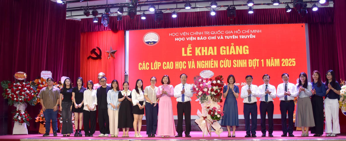 Lớp cao học Quản trị truyền thông khóa 31 đợt 1 năm 2025 tặng hoa chúc mừng và chụp ảnh lưu niệm với các thầy cô giáo Nhà trường.