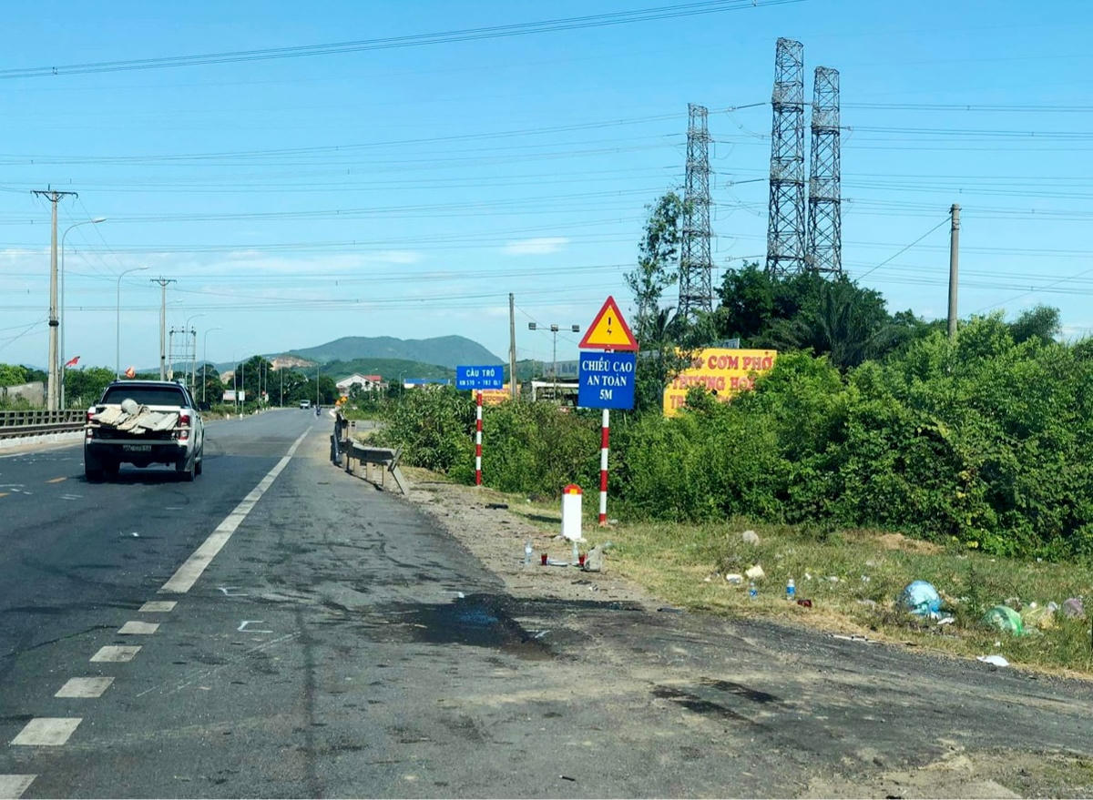Hiện trường vụ tai nạn khiến 2 chiến sĩ Công an thị xã Kỳ Anh tử vong. 