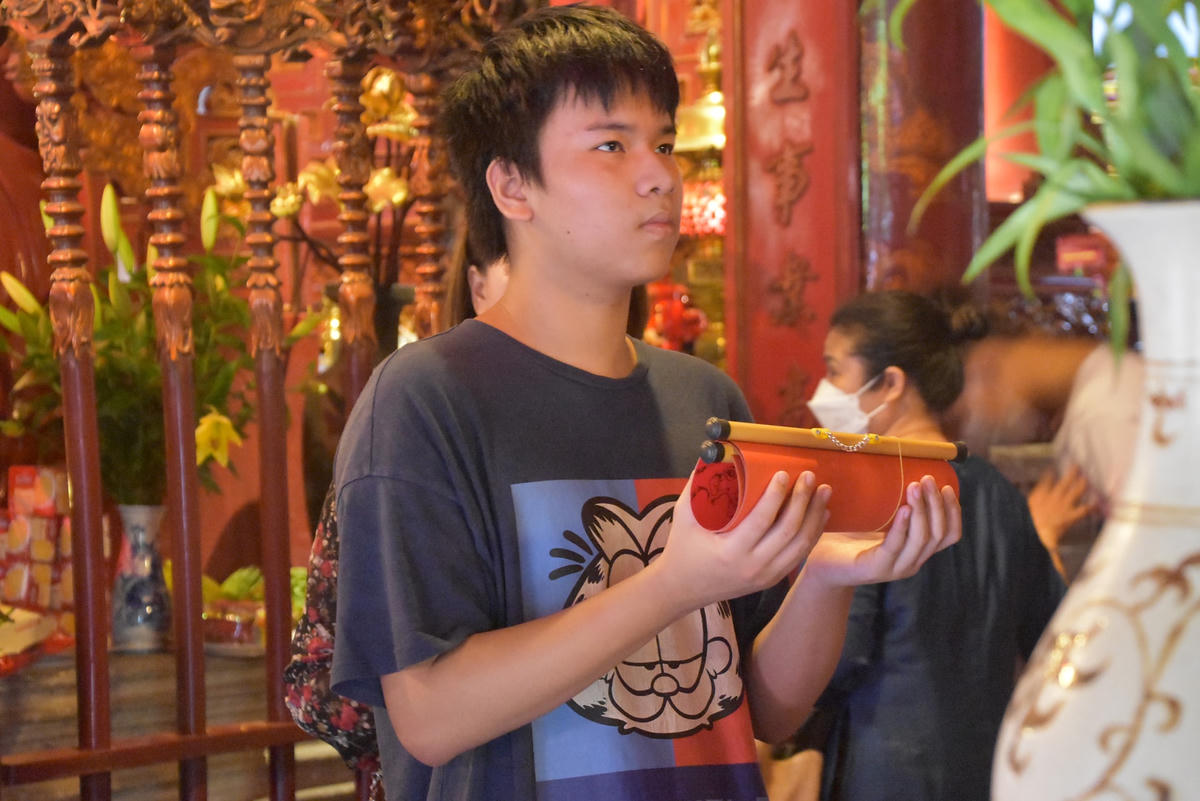 Ai nấy cũng đều thành tâm khấn vái...