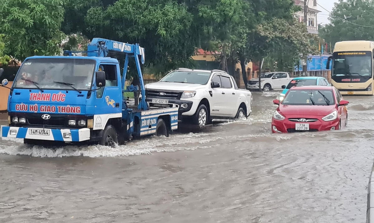 Nhiều xe bị chết máy gọi phương tiện cứu hộ.