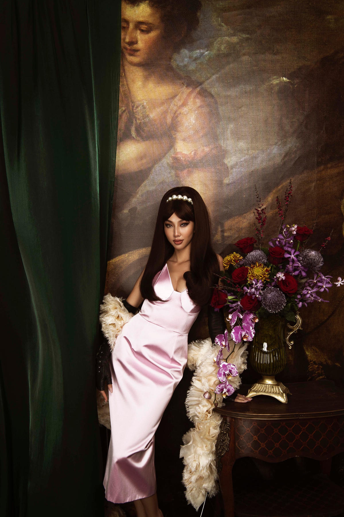 Thử phong cách cổ điển khác lạ, Thùy Tiên vẫn tự tin tỏa sáng