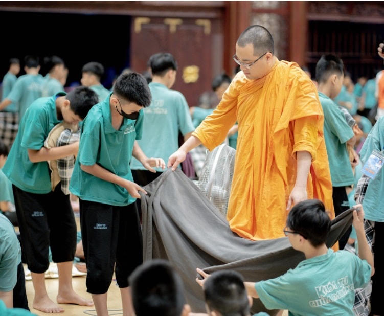 Tập gấp gọn gàng chăn gối.