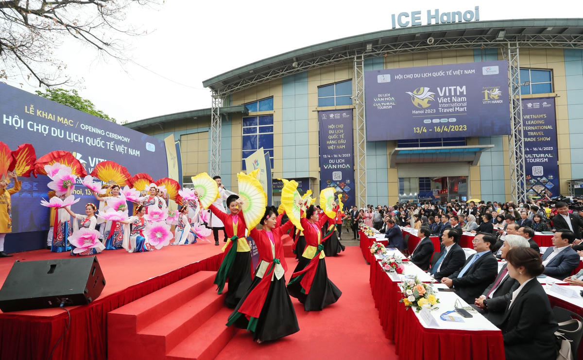 Ở lần thứ 13 tổ chức Hội chợ hướng tới sự gắn kết giữa du lịch và văn hoá. (ảnh: Trần Huấn).