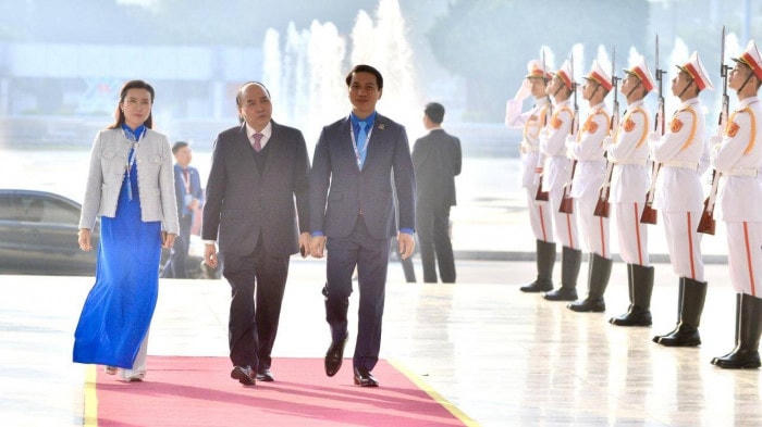 Hai Bí thư Trung ương Đoàn Nguyễn Phạm Duy Trang và Nguyễn Ngọc Lương đón Chủ tịch nước Nguyễn Xuân Phúc đến dự đại hội.