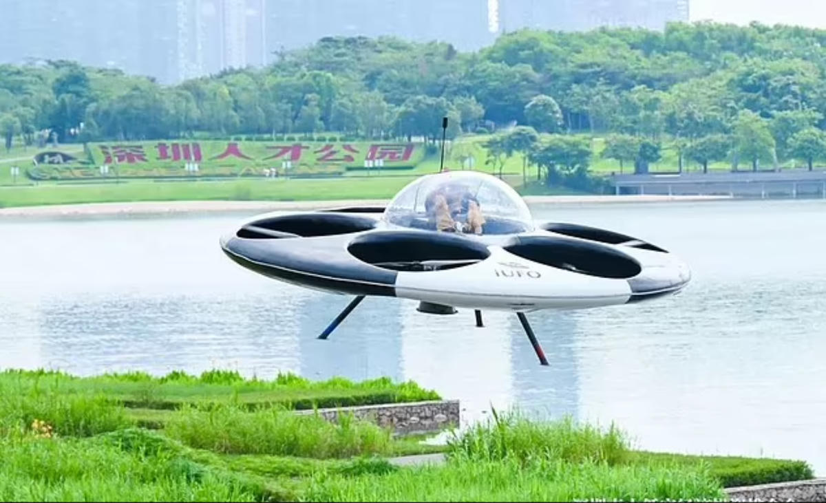 Bức ảnh chụp lại đĩa bay có người lái đầu tiên trên thế giới bay trên bầu trời Thâm Quyến, Trung Quốc tháng này. Ảnh: Shenzhen Pages.