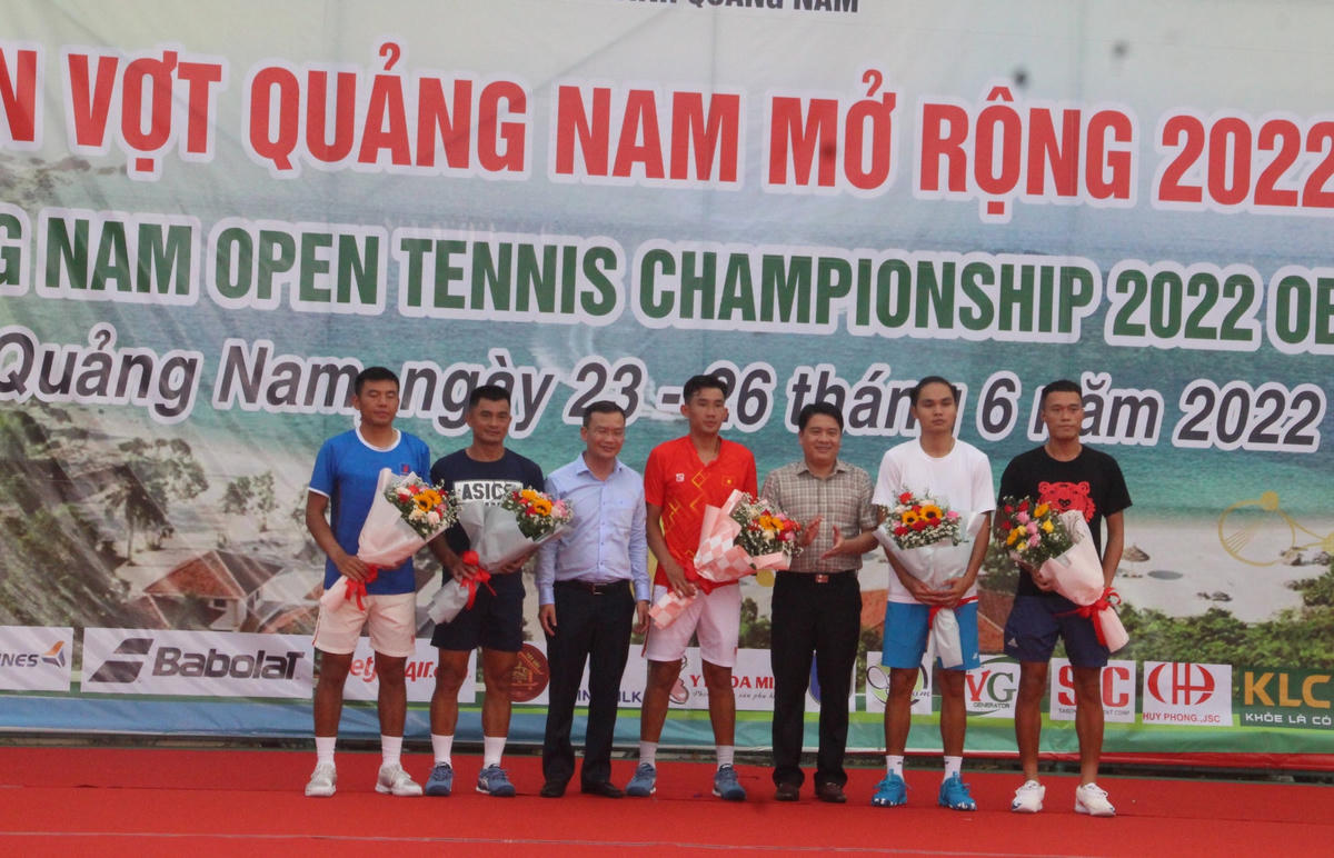 Lãnh đạo tặng hoa cho các VĐV tham dự giải vô địch quần vợt Quảng Nam mở rộng năm 2022.