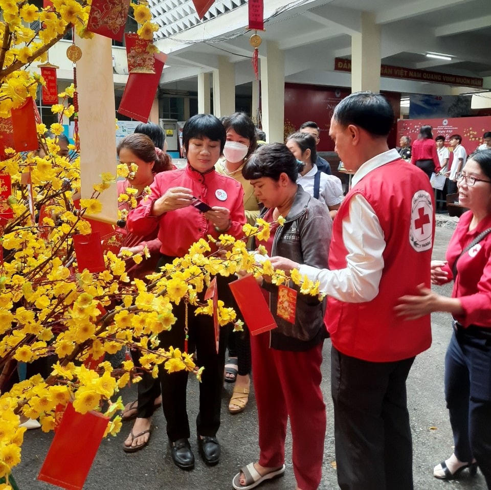 Người nghèo tham gia chương trình nhận lì xì Tết Quý Mão 2023 của chính quyền, MTTQ TP Thủ Đức. Ảnh: Hồng Phúc.