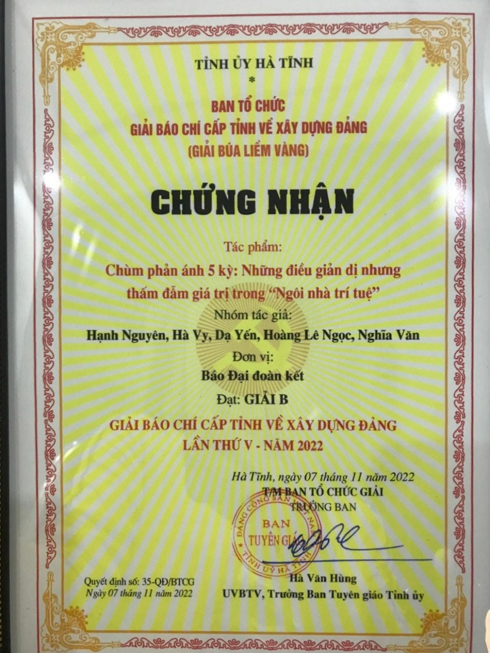 Chứng nhận tác phẩm "Những điều giản dị nhưng thấm đẫm giá trị trong Ngôi nhà trí tuệ" đạt giải B, Giải Búa liềm vàng Hà Tĩnh năm 2022.