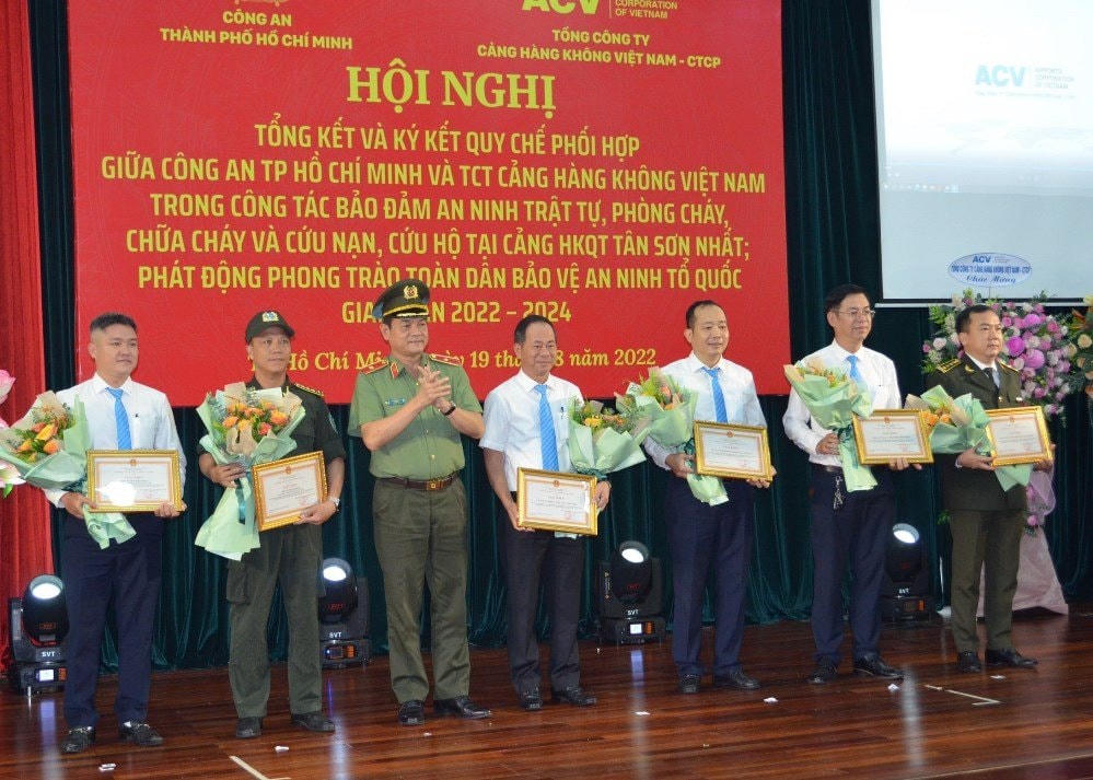 Khen thưởng cho các tập thể và cá nhân của hai đơn vị có thành tích trong phối hợp đảm bảo ANTT, an toàn PCCC, CNCH tại Cảng HKQT Tân Sơn Nhất (Ảnh: Hồng Phúc).
