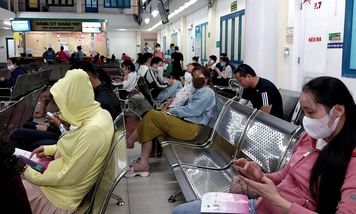 Rất đông bệnh nhân ngồi chờ khám tại khu vực khám bệnh theo yêu cầu của Bệnh viện Da Liễu TPHCM.