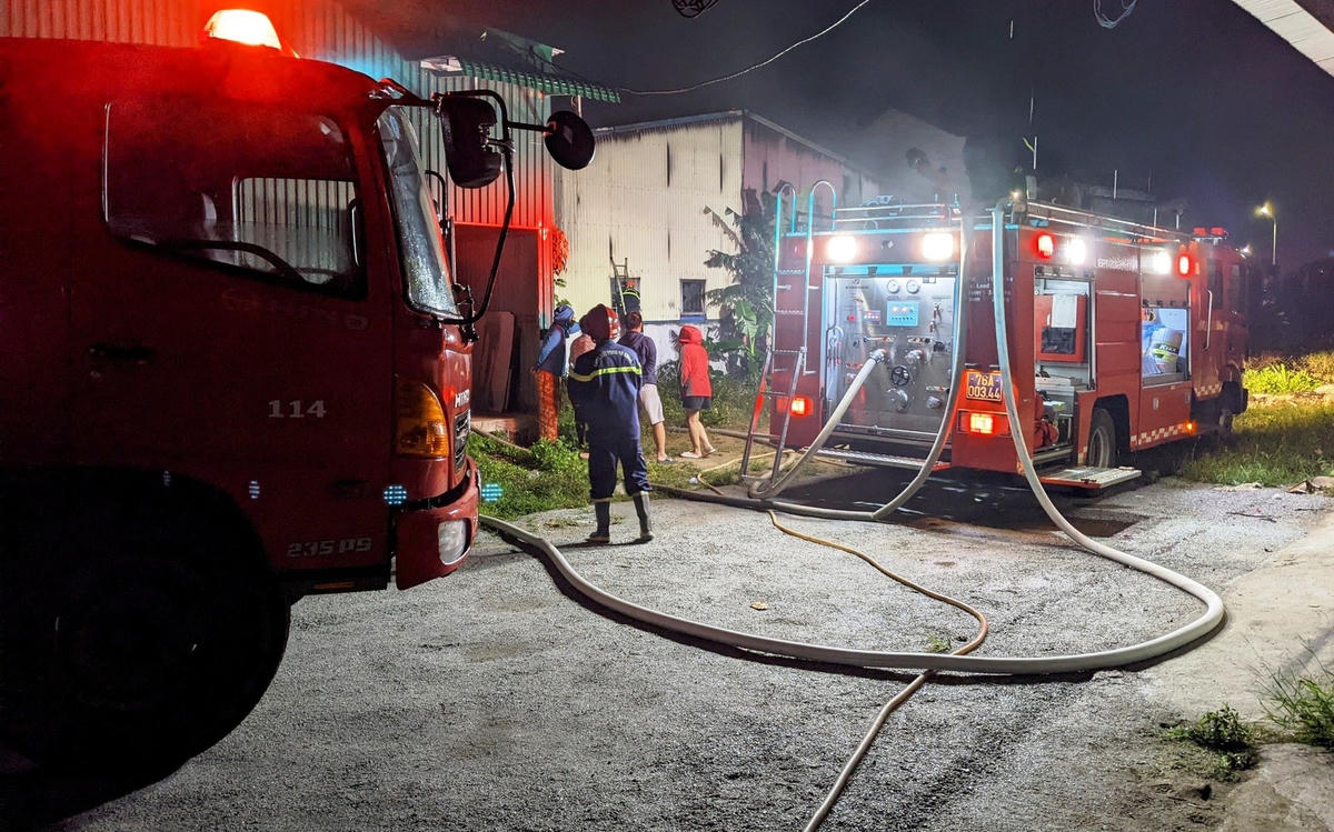 Huy động nhiều phương tiện tham gia dập tắt đám cháy.