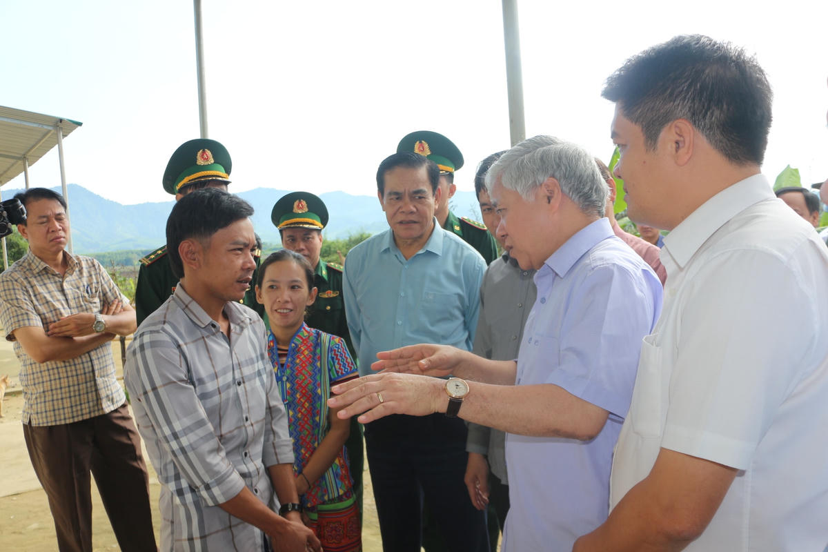 Chủ tịch căn dặn bà con chăm lo, vươn lên trong cuộc sống. 