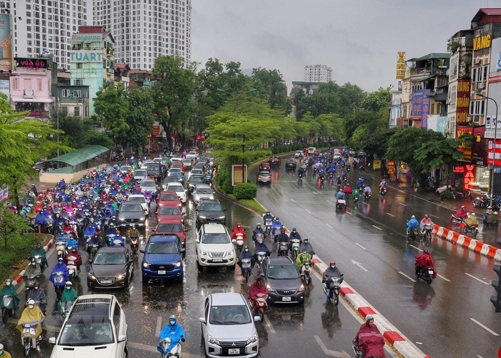 Lượng người và phương tiện phải di chuyển chậm, xuất hiện ùn tắc tại đường Láng. Ảnh: TTXVN.