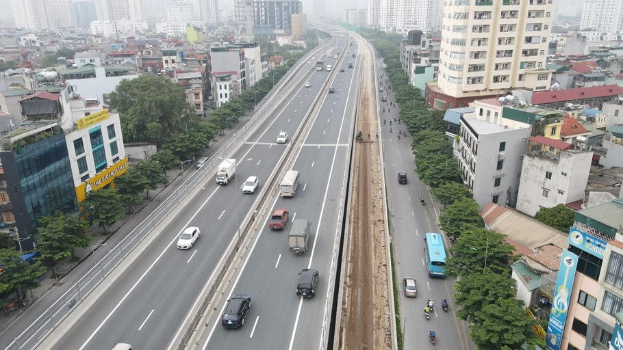 Theo một số người dân, sáng ngày 8/6, ram lên xuống Vành đai 3 đối diện số 334 Phạm Văn Đồng hướng cầu Thăng Long đi Mỹ Đình bị che kín bởi lớp đất, đá dài hàng trăm mét. Xe ô tô không thể di chuyển qua khu vực này.
