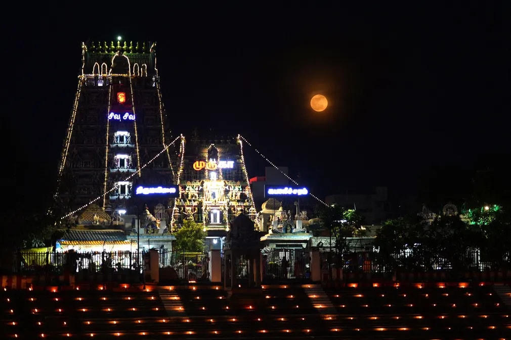 Ngôi đền Kapaleeswarar được chiếu sáng trong lễ kỷ niệm Vaikasi Visakam ở Chennai. Ảnh: Arun Sankar / AFP / Getty Images. 