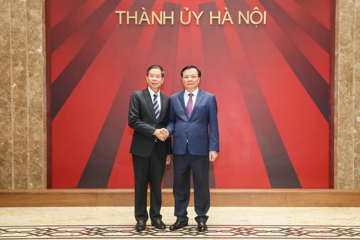 Ủy viên Bộ Chính trị, Bí thư Thành ủy Hà Nội Đinh Tiến Dũng tiếp đồng chí Sinlavong Khoutphaythoune, Ủy viên Bộ Chính trị Đảng Nhân dân Cách mạng Lào, Chủ tịch Ủy ban Trung ương Mặt trận Lào xây dựng đất nước. Ảnh: Quang Vinh.