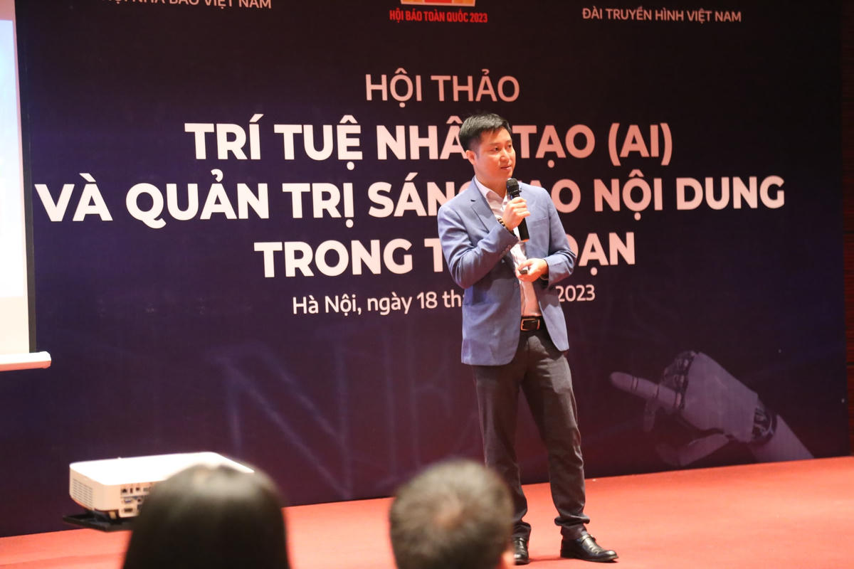 Nhà báo Hoàng Nhật, Phó Tổng Biên tập Báo điện tử VietnamPlus.vn, TTXVN tại Hội thảo.
