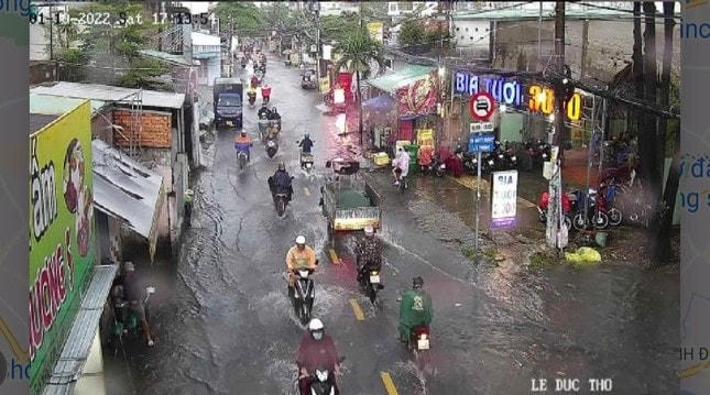 Mưa trắng trời chiều cuối tuần, người dân TP HCM bì bõm lội nước về nhà
