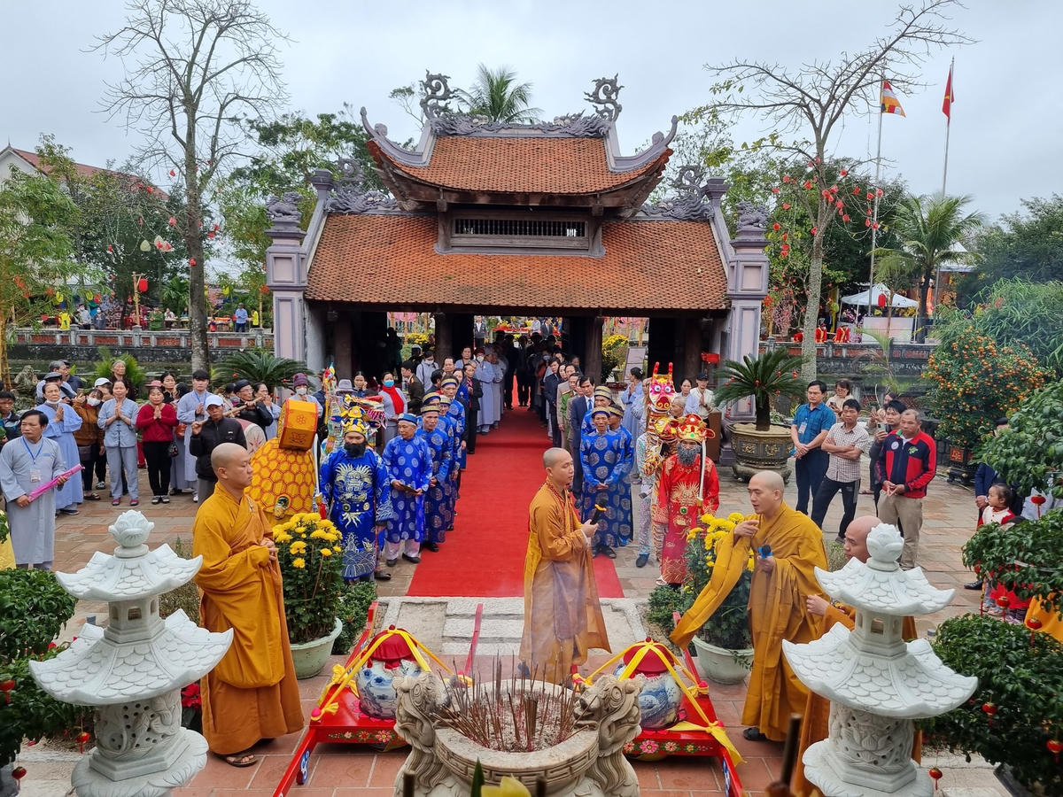 Sáng ngày 5/2 (nhằm ngày 15 tháng Giêng âm lịch), tại chùa Hoằng Phúc (xã Mỹ Thuỷ, huyện Lệ Thuỷ, Quảng Bình), một trong những ngôi chùa cổ nhất miền Trung đã diễn ra hàng loạt hoạt động Lễ hội chùa Hoằng Phúc 2023. Trong đó, Chương trình tổ chức các hoạt Rước nước là nghi lễ quan trọng nhất  với mục đích lấy nước thiêng để thờ cúng trong Phật điện, làm nghi lễ mộc dục (tắm tượng), biểu dương sức mạnh cộng đồng làng xã, cầu mùa, cầu nước…