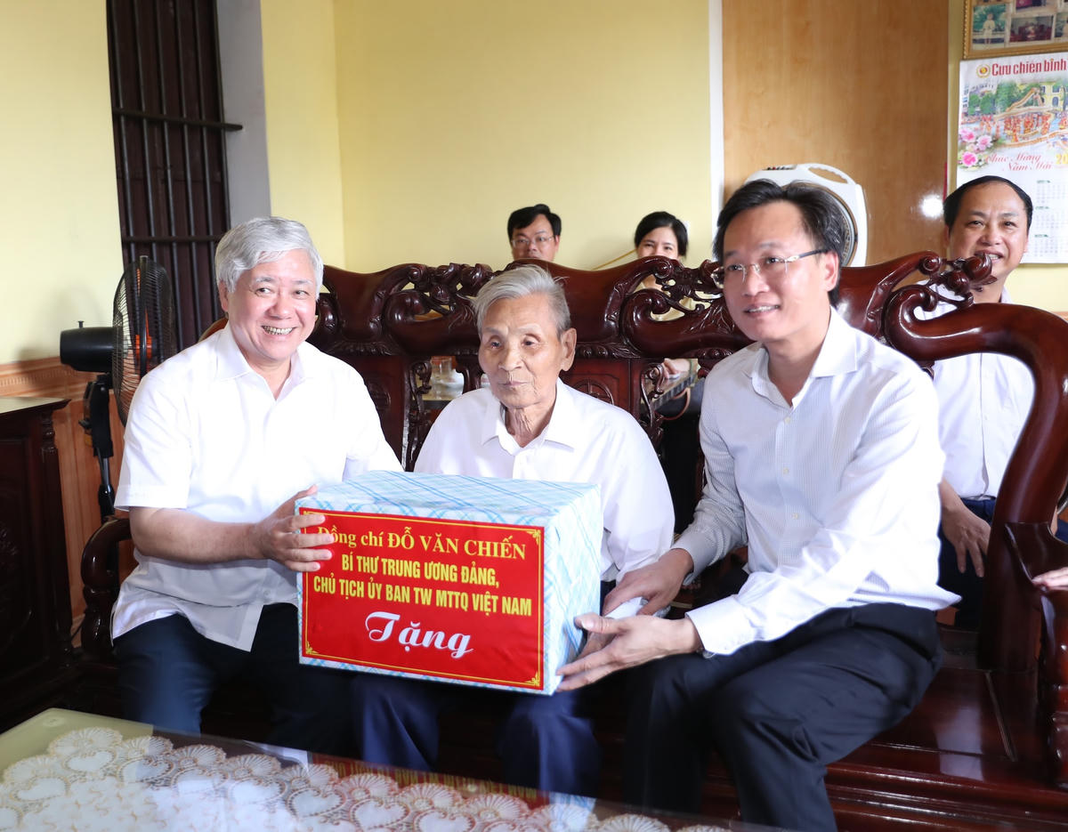 Bí thư Trung ương Đảng, Chủ tịch UBTƯ MTTQ Việt Nam Đỗ Văn Chiến thăm hỏi, tặng quà gia đình chính sách có hoàn cảnh khó khăn trên địa bàn huyện Tiên Lữ, tỉnh Hưng Yên.