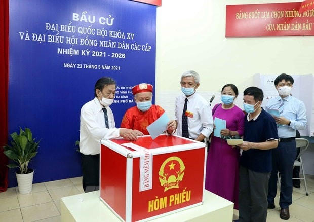 Cử tri bỏ phiếu bầu đại biểu Quốc hội và đại biểu HĐND. Ảnh: Phạm Kiên/TTXVN.