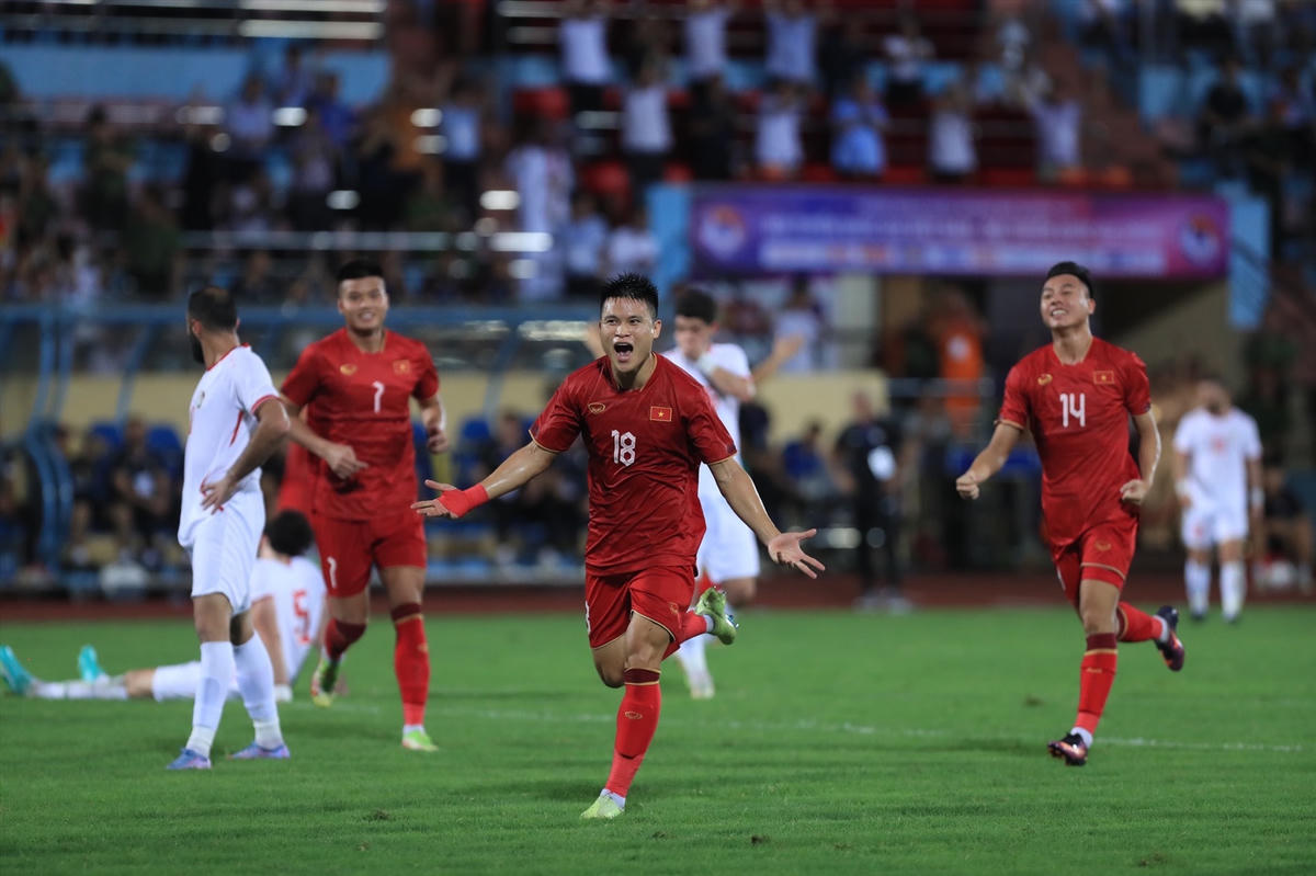 HLV Philippe Troussier trao cơ hội cho những nhân tố mới trong đội tuyển Việt Nam.