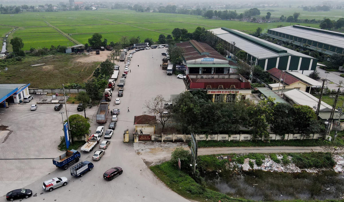 Hàng trăm xe cơ giới nối đuôi nhau xếp hàng trước Trung tâm đăng kiểm xe cơ giới 3802D - Hà Tĩnh.