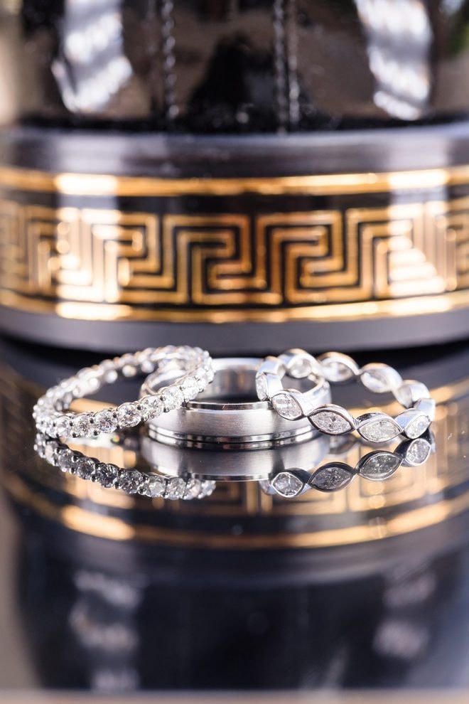 Chuỗi vòng dát cả dàn kim cương 27 carat được "nhào nặn" nhờ bàn tay của Stephanie Gottlieb, đôi bông tai kim cương 8 carat, nhẫn cưới đặc biệt được thiết kế riêng cho cặp đôi với chất liệu platinum và dát kim cương lớn.