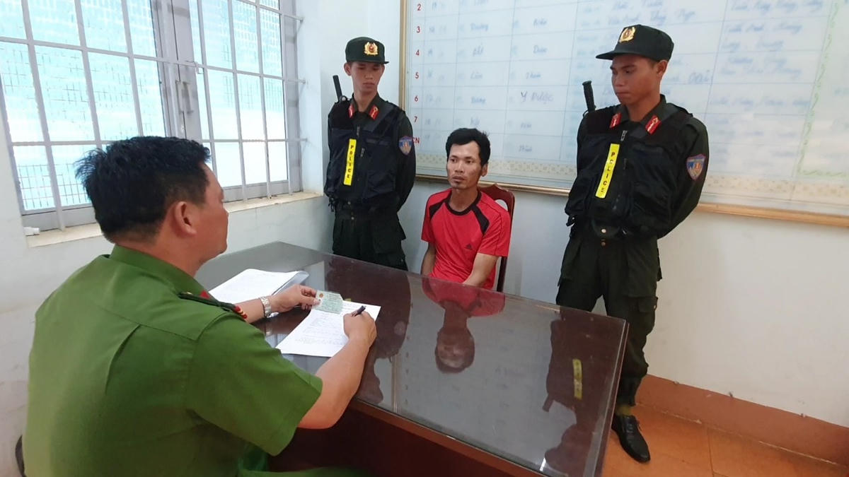 Lực lượng Công an Đắk Lắk lấy lời khai đối tượng.